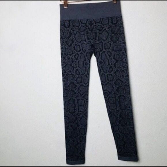 Varley gray snakeskin pattern leggings Small BoxF full length - Picture 3 of 6